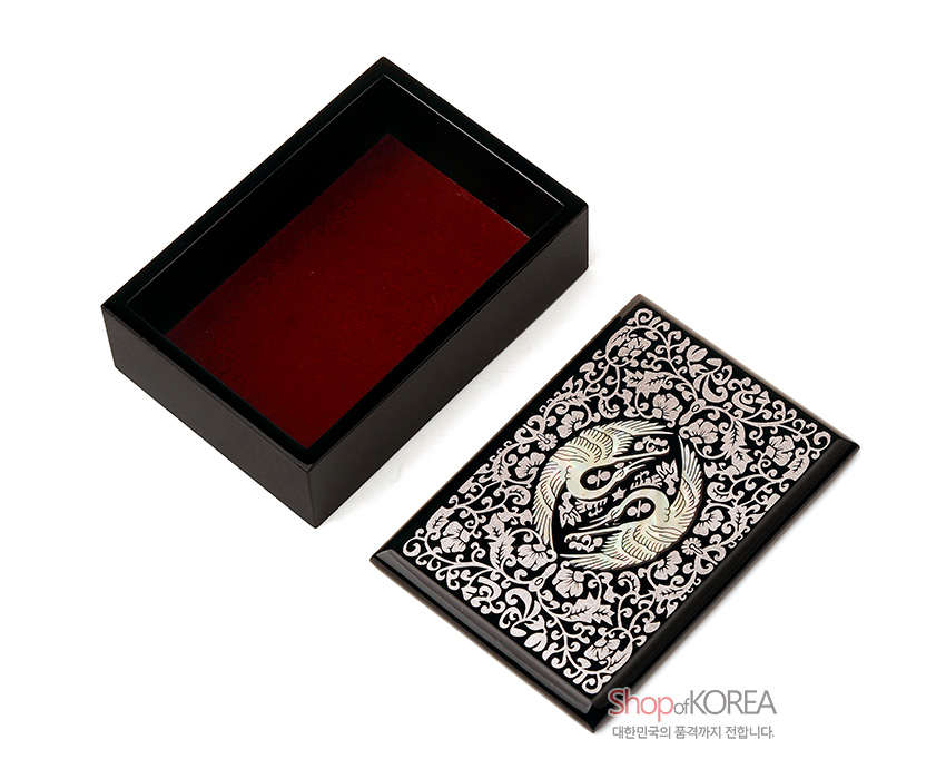 [텍스트: Shop of KOREA 대한민국의 품격까지 전합니다.] 흑색 옻칠 바탕 위에 자개 상감으로 당초문과 쌍학 문양을 섬세하게 새긴 직사각 명함함과 붉은 내피의 나전칠기 함 구성