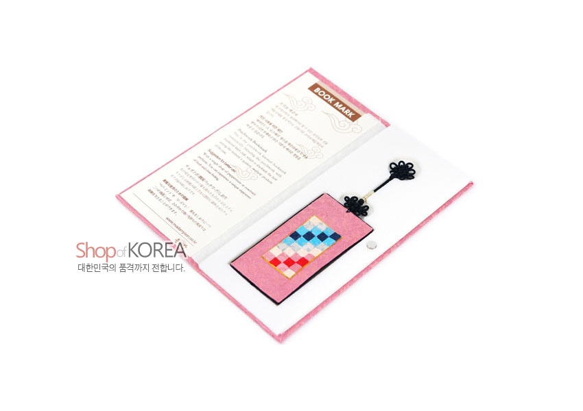 [텍스트: Shop of KOREA, BOOK MARK, 대한민국의 품격까지 전합니다.] 분홍색 비단 바탕에 빨강·파랑·분홍·하양 조각보 패치워크가 들어간 직사각형 장식과 검은색 전통 매듭 장식의 금속 책갈피 구성