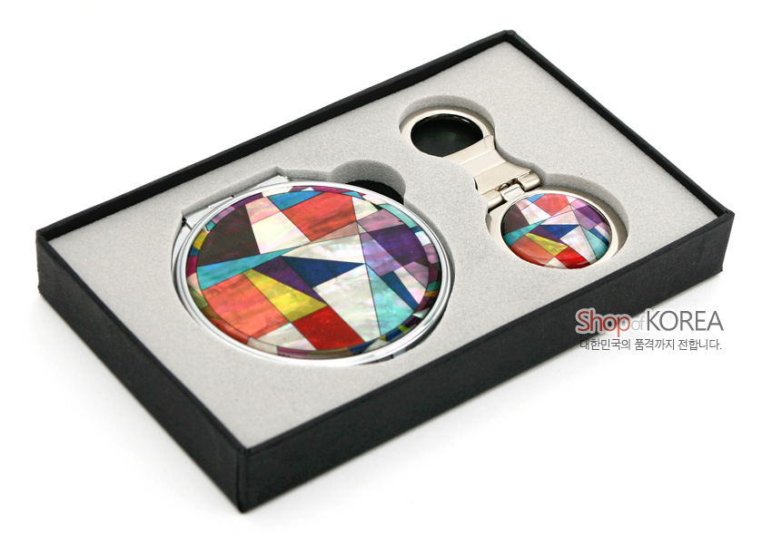 [텍스트: Shop of KOREA 대한민국의 품격까지 전합니다.] 금속 테두리에 다채로운 조각보 기하학 문양 자개 상감이 들어간 원형 손거울·열쇠고리 세트 이미지