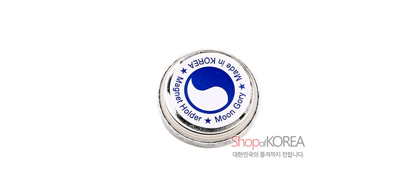 [텍스트: Magnet Holder ★ Moon Glory ★ Made in KOREA, Shop of KOREA 대한민국의 품격까지 전합니다.] 흰 바탕 위 파란 태극 문양과 영문 문구가 인쇄된 원형 금속 자석 메모홀더 이미지설명