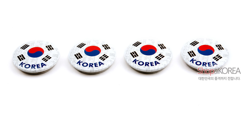 [텍스트: KOREA, Shop of KOREA, 대한민국의 품격까지 전합니다.] 흰 바탕 금속 원형 자석 위 태극기와 사괘, 회색 전통문양이 인쇄된 메모홀더 4종 배열 이미지 설명