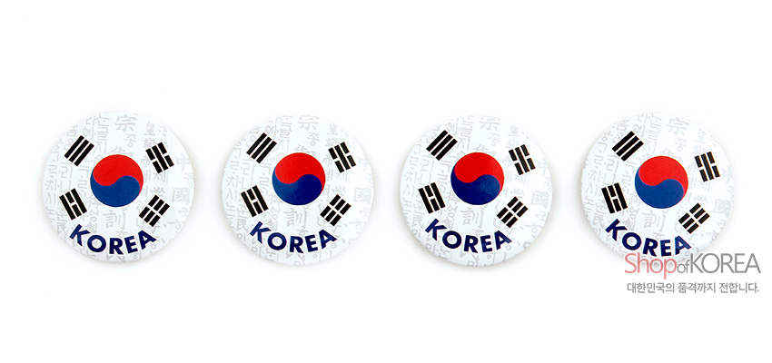 [텍스트: KOREA, Shop of KOREA, 대한민국의 품격까지 전합니다.] 흰색 금속 원판 위 태극 문양과 사괘, 회색 한글 배경 패턴이 조화를 이룬 원형 메모홀더 구성