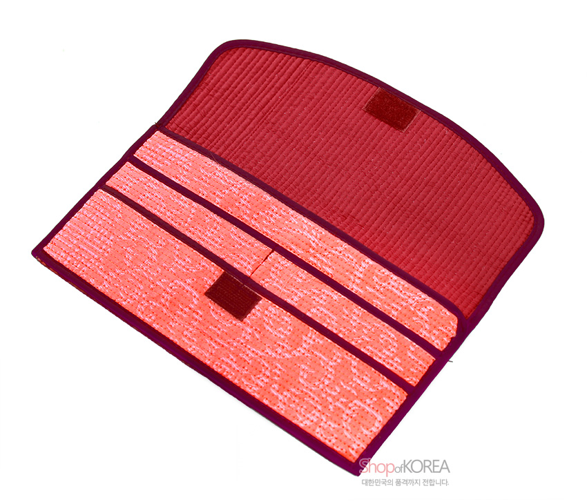 [텍스트: Shop of KOREA 대한민국의 품격까지 전합니다.] 붉은 누빔 안감과 분홍빛 전통 문양 비단 소재, 직사각형 수납칸 구성의 장지갑 내부 모습