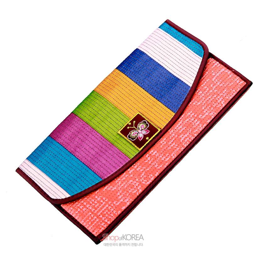 [텍스트: shopofKOREA 대한민국의 품격까지 전합니다] 색동 비단 누비 기법과 붉은 담주색 바탕, 중앙 나비 자수 장식이 어우러진 장지갑 디자인