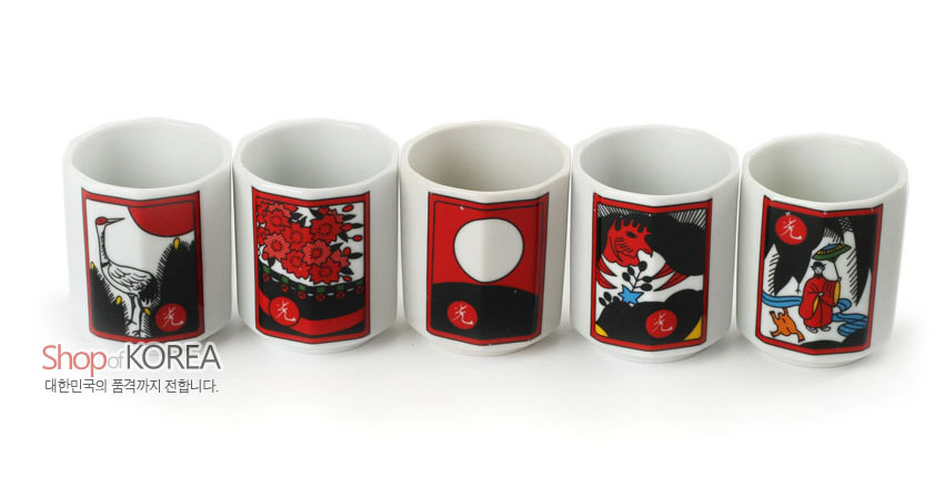 [텍스트: Shop of KOREA / 대한민국의 품격까지 전합니다.] 백색 도자 재질 소주잔에 화투 5광 문양을 적·흑 대비색으로 인쇄한 학, 꽃, 달, 동물 등 전통 도상 장식 세트