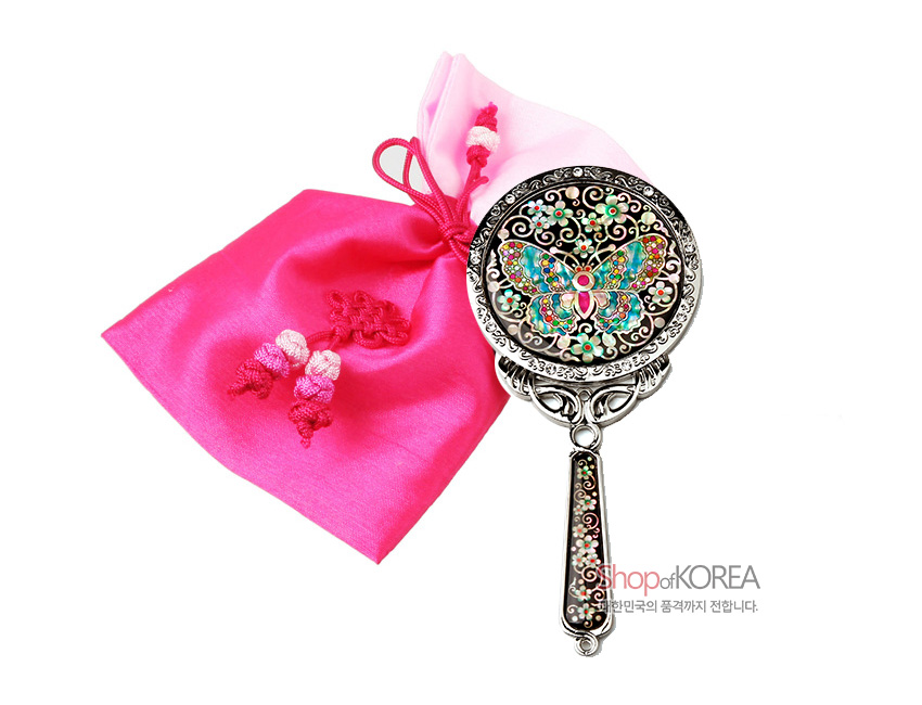 [텍스트: Shop of KOREA] 금속 테두리에 자개 상감된 채색나비와 꽃문양, 손잡이 자개 장식, 분홍 비단 주머니와 매듭장식 구성