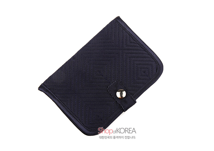 [텍스트: ShopofKOREA 대한민국의 품격까지 전합니다.] 감색 천에 정교한 기하학 사각 누비 문양과 금속 스냅 단추 장식이 더해진 카드 지갑 디자인