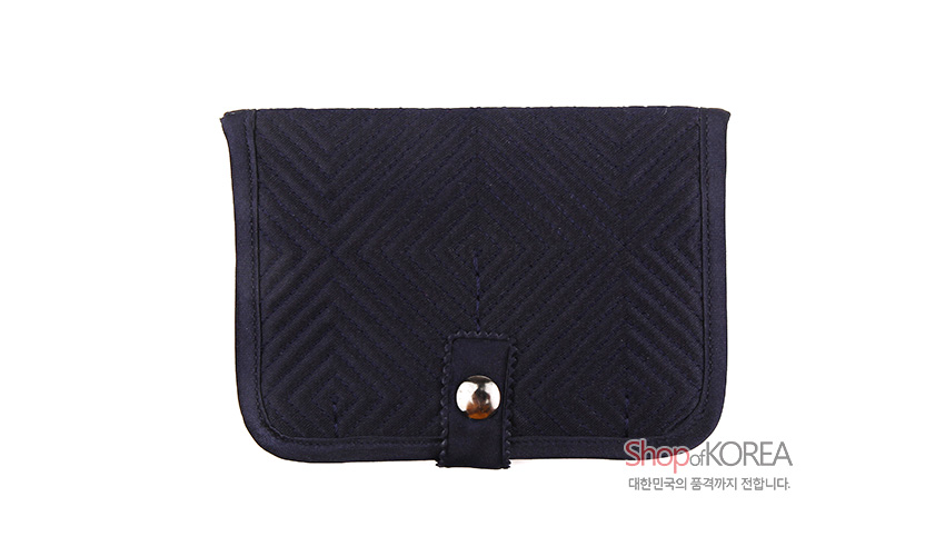 [텍스트: Shop of KOREA 대한민국의 품격까지 전합니다.] 감색 천 소재에 기하학 사각 누비 문양을 넣고 금속 스냅 단추 여밈을 더한 직사각형 카드 지갑 디자인