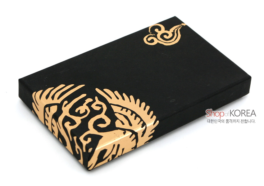 [텍스트: Shop of KOREA 대한민국의 품격까지 전합니다.] 검은색 종이 상자 위에 금색 전통 문양과 구름무늬가 인쇄된 포장 박스 이미지