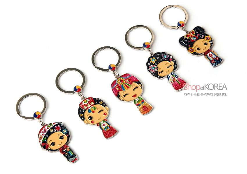 [텍스트: ShopofKOREA 대한민국의 품격까지 전합니다.] 금속 재질에 칼라 에나멜로 채색된 한복 캐릭터 열쇠고리, 태극 문양 장식과 화려한 전통 문양 표현된 5종 세트 이미지