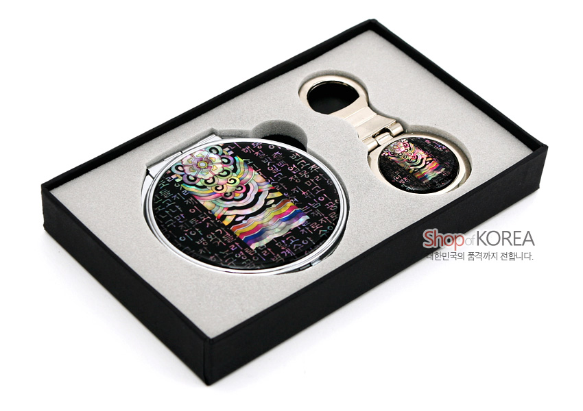 [텍스트: Shop of KOREA 대한민국의 품격까지 전합니다.] 칠흑색 바탕 금속 손거울과 열쇠고리에 자개 상감 단청 문양과 한글 시조 글자를 넣은 세트 구성
