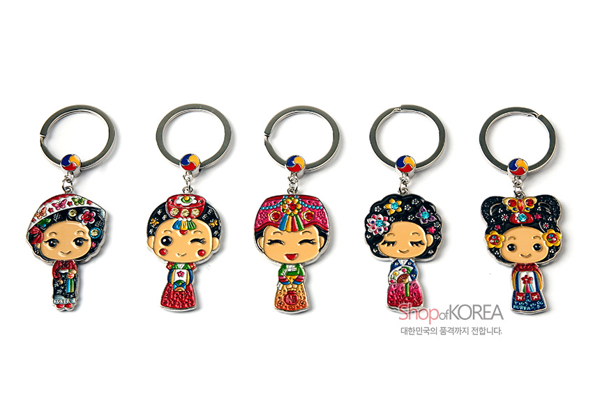 [텍스트: ShopofKOREA 대한민국의 품격까지 전합니다.] 금속 재질 위 다채로운 에나멜 채색으로 표현된 한복 캐릭터와 태극 문양 장식의 민속 열쇠고리 5종 세트 이미지 설명