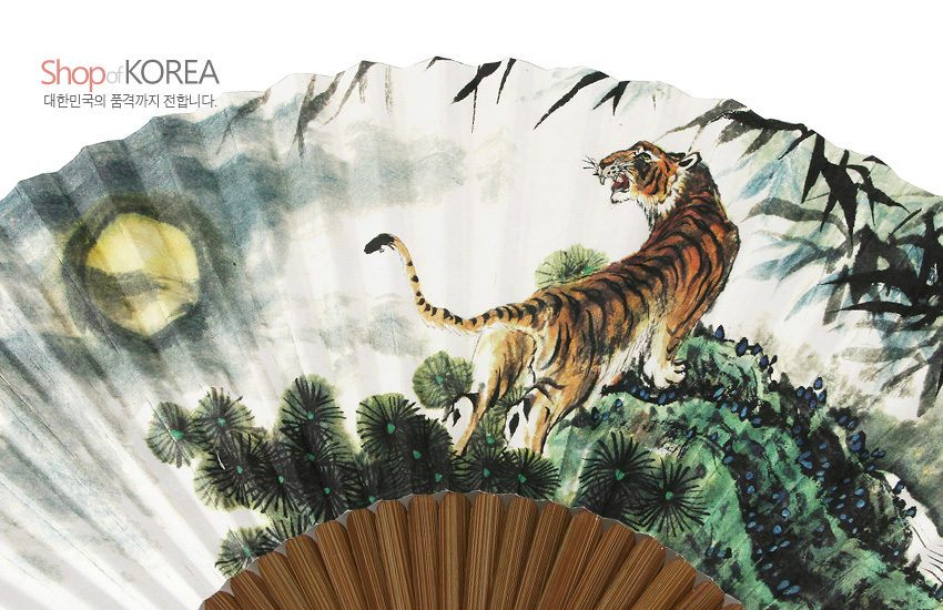 [텍스트: Shop of KOREA / 대한민국의 품격까지 전합니다.] 대나무살 위 종이 재질에 수묵채색 기법으로 호랑이와 소나무, 대나무, 달을 묘사한 전통 오죽선 이미지