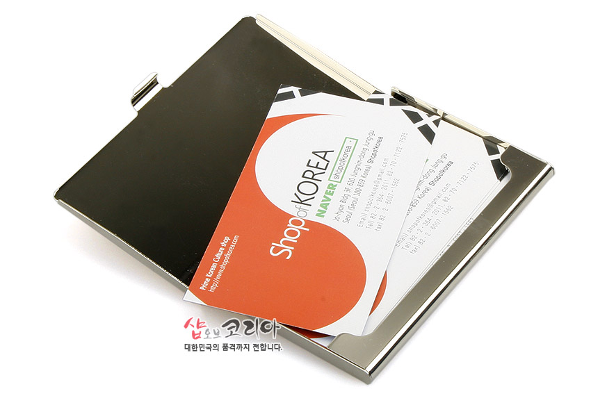 [텍스트: Shop of KOREA / NAVER shopofkorea / 샵오브코리아 대한민국의 품격까지 전합니다.] 광택 있는 금속 재질의 슬림한 명함케이스와 명함 수납된 모습 연출