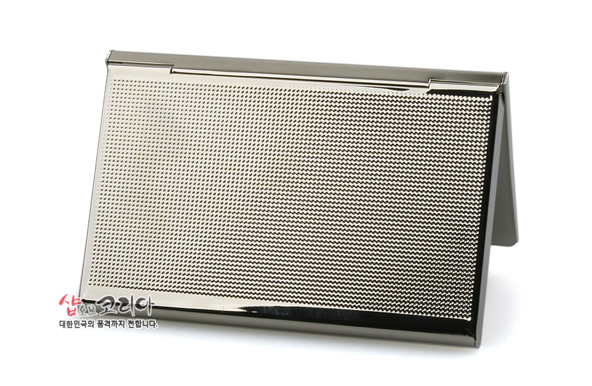 [텍스트: 샵오브코리아 대한민국의 품격까지 전합니다.] 은은한 광택의 금속 재질 위에 촘촘한 점무늬 패턴을 새긴 심플 디자인 명함케이스 모습
