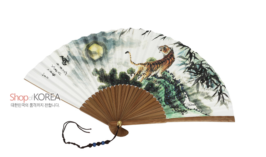 [텍스트: Shop of KOREA / 대한민국의 품격까지 전합니다.] 대나무살과 종이 재질에 수묵채색 기법으로 산 위 호랑이와 달, 소나무와 대나무 숲을 그린 전통 오죽선 디자인