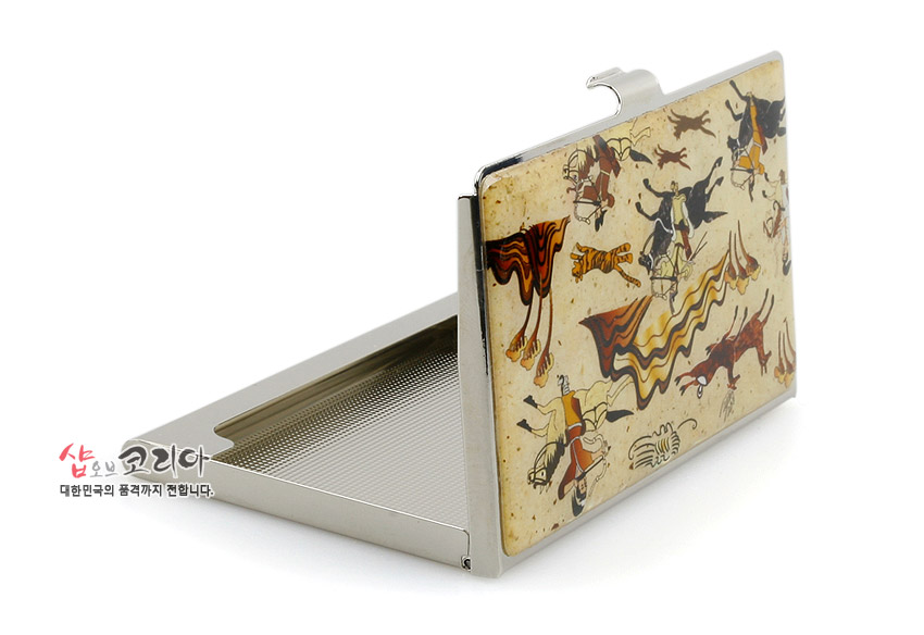 [텍스트: 샵오브코리아 대한민국의 품격까지 전합니다.] 금속 재질 명함케이스에 고풍스러운 황토색 바탕과 수렵도 문양을 채색한 전통 회화 스타일 장식 이미지