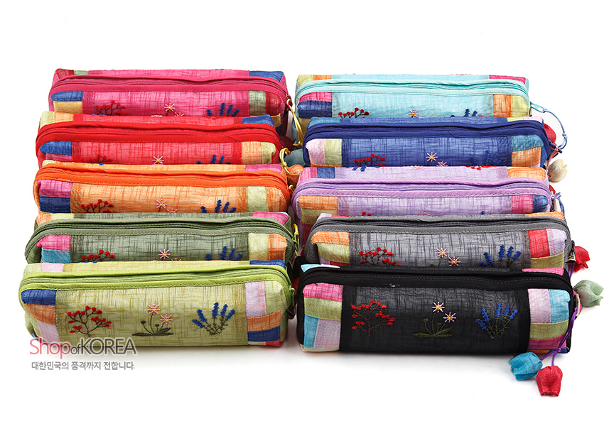 [텍스트: Shop of KOREA, 대한민국의 품격까지 전합니다.] 모시 원단에 꽃과 풀 자수 장식, 색동 배색 조각천과 실 매듭 노리개로 마감한 지퍼형 필통 모음 사진