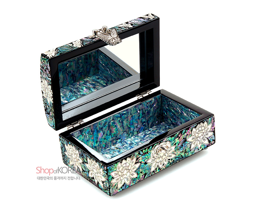 [텍스트: Shop of KOREA 대한민국의 품격까지 전합니다.] 흑색 옻칠 위 자개 상감으로 표현한 채색 목단 문양과 나비 모양 금속 잠금장치, 내부 오색 자개 장식과 거울이 조화를 이루는 직사각 보석함 이미지