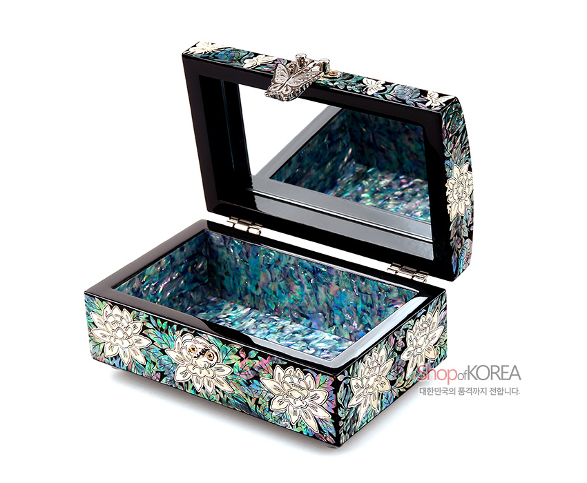 [텍스트: shopofKOREA 대한민국의 품격까지 전합니다.] 흑색 옻칠 바탕 위 자개 상감 채색 목단 문양과 나비 모양 금속 잠금장치, 내부 오방색 계열 자개 장식이 돋보이는 직굴림 보석함 이미지 설명