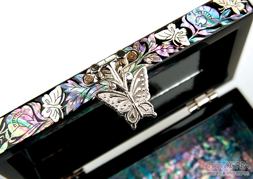 [텍스트: Shop of KOREA 대한민국의 품질까지 전합니다] 흑색 옻칠 바탕에 화려한 자개 상감 목단과 나비 문양, 금속 나비 잠금장치가 돋보이는 보석함 디테일 이미지