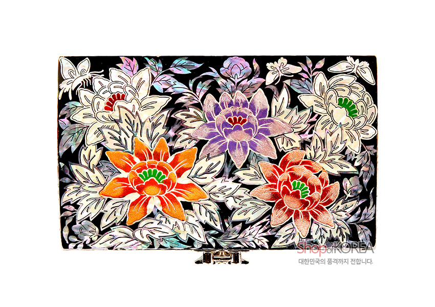 [텍스트: Shop of KOREA 대한민국의 품격까지 전합니다.] 흑색 옻칠 바탕 위 자개 상감 기법으로 표현한 다채로운 채색 목단과 나비 문양, 금속 잠금장치가 조화를 이룬 직사각형 보석함 정면 장식 이미지