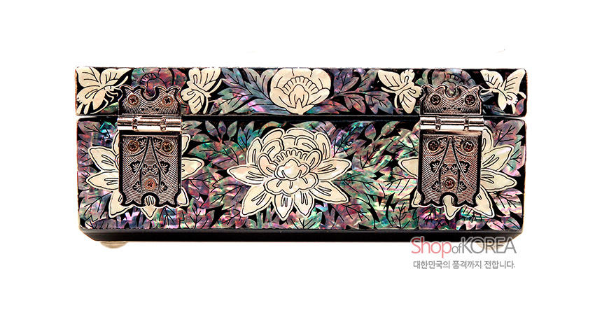 [텍스트: Shop of KOREA 대한민국의 품격까지 전합니다.] 흑색 옻칠 바탕 위 자개 상감 기법으로 채색 목단과 나비 문양을 섬세하게 장식한 금속 잠금장치 보석함 정면 모습