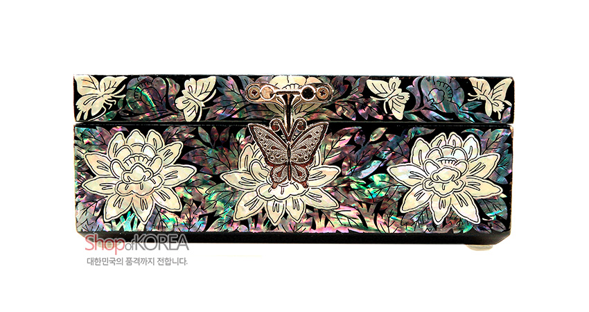 [텍스트: ShopKOREA 대한민국의 품격까지 전합니다.] 흑색 옻칠 바탕 위 자개 상감 기법으로 표현한 채색 목단 문양과 금속 나비 잠금장치가 조화를 이룬 직굴림 보석함 모습
