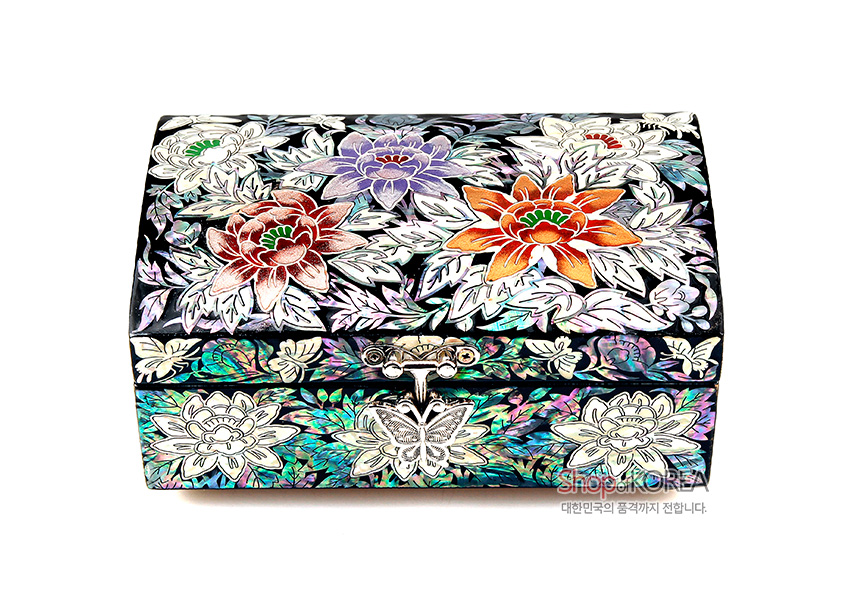 [텍스트: Shop of KOREA 대한민국의 품격까지 전합니다.] 흑색 옻칠 바탕 위 자개 상감 기법으로 채색 목단과 잎사귀 문양을 가득 채운 직굴림 보석함, 나비 형 금속 잠금장식이 포인트인 디자인