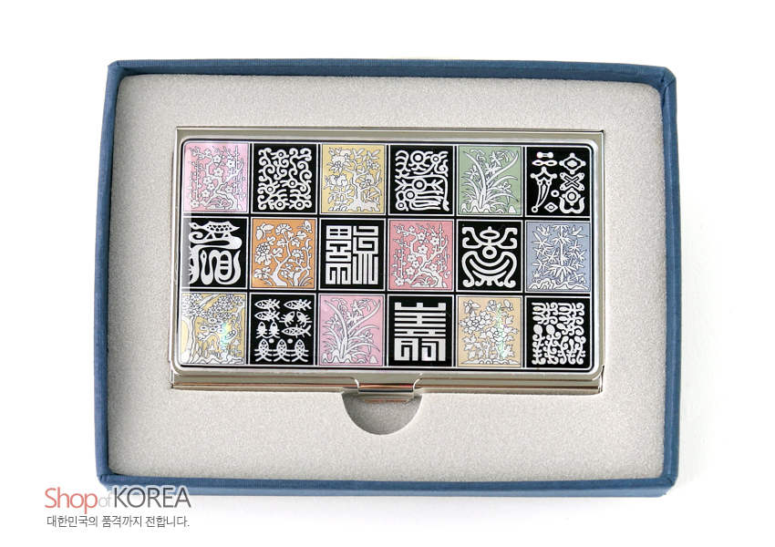[텍스트: Shop of KOREA 대한민국의 품격까지 전합니다.] 금속 재질 명함집 위 자개 상감 기법, 분홍·노랑·초록 등 다채로운 색의 격자 속 전서체 길상문자와 사군자 식물 문양 장식