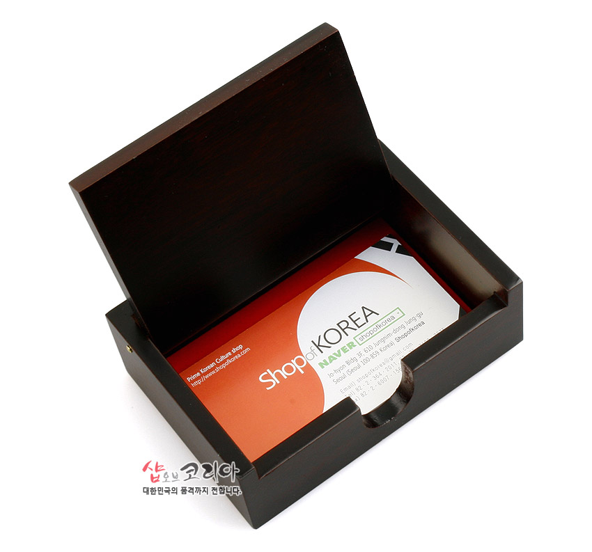 [텍스트: Shop of KOREA, NAVER, 대한민국의 품질까지 전합니다.] 짙은 고급스러운 원목 재질로 제작된 직사각형 자동 명함함 내부 구조와 명함 수납 모습 표현