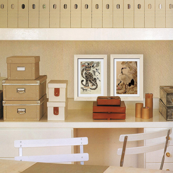 민화 프레임카드 - 송학도1 베이지 톤 실내 공간 위에 흰색 액자에 담긴 전통 민화 송학도 카드 연출, 갈색 계열 두루마리와 상자, 연필통이 조화를 이루는 장식 이미지