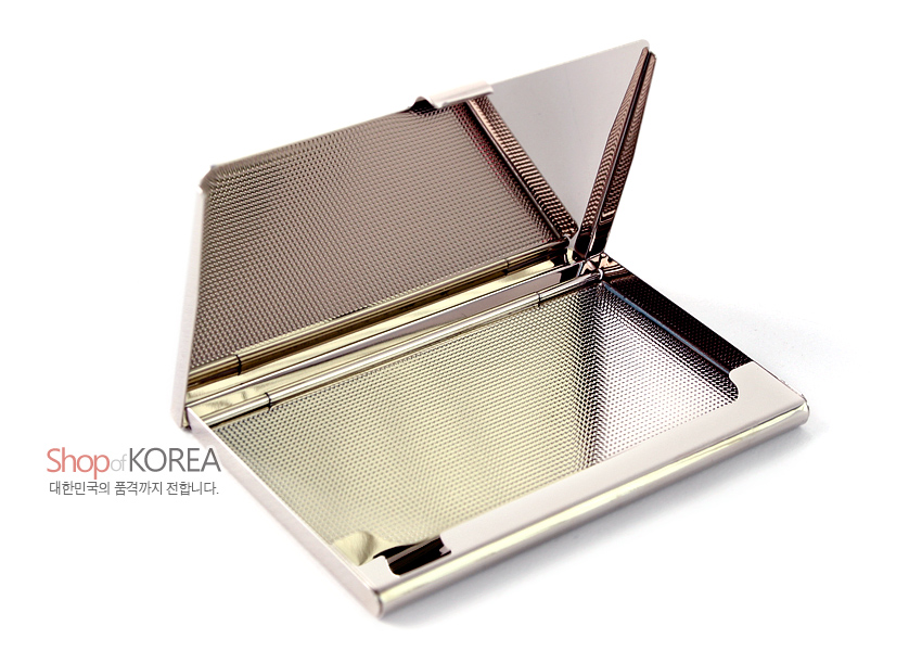 [텍스트: Shop of KOREA 대한민국의 품격까지 전합니다.] 금속 재질, 미세한 그물망 패턴 양각 처리된 내·외부 표면의 심플한 명함케이스 디자인