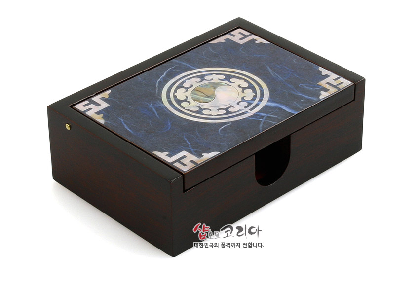 [텍스트: 샵오브코리아 대한민국의 품격까지 전합니다.] 짙은 원목 바탕에 청색 한지 상판, 중앙 자개 태극 원형 문양과 모서리 전통 기하학 흰색 장식이 조화를 이룬 자동 명함함 디자인