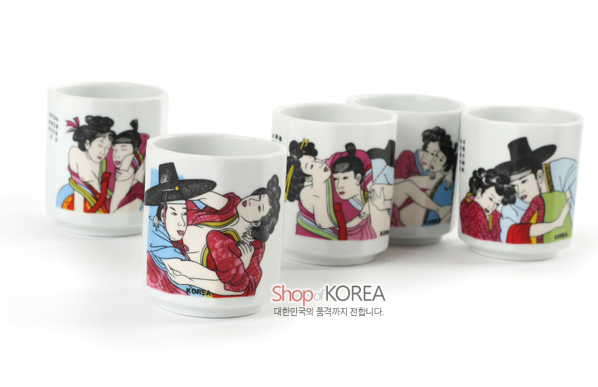 [텍스트: Shop of KOREA / 대한민국의 품격까지 전합니다.] 백색 도자기 재질에 한국 야사풍 인물 장면을 다채로운 채색 인쇄로 표현한 5종 소주잔 세트 이미지 설명
