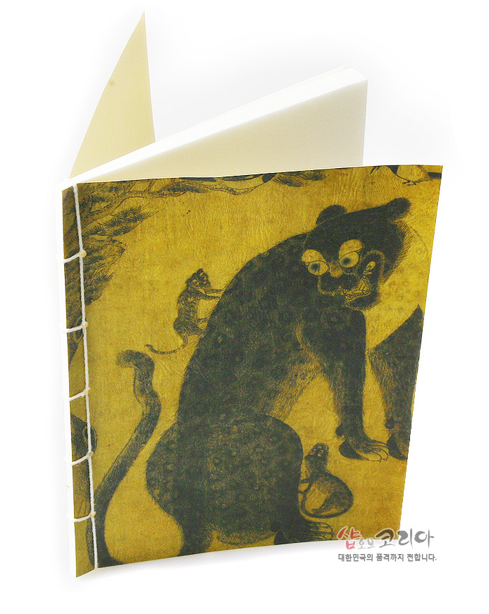 [텍스트: 샵오브코리아 대한민국의 품격까지 전합니다.] 황색 한지 표지 위 먹선으로 표현한 전통 작호도 호랑이와 동물 문양, 측면 흰 실 노출 전통 장정 기법의 대형 노트 디자인