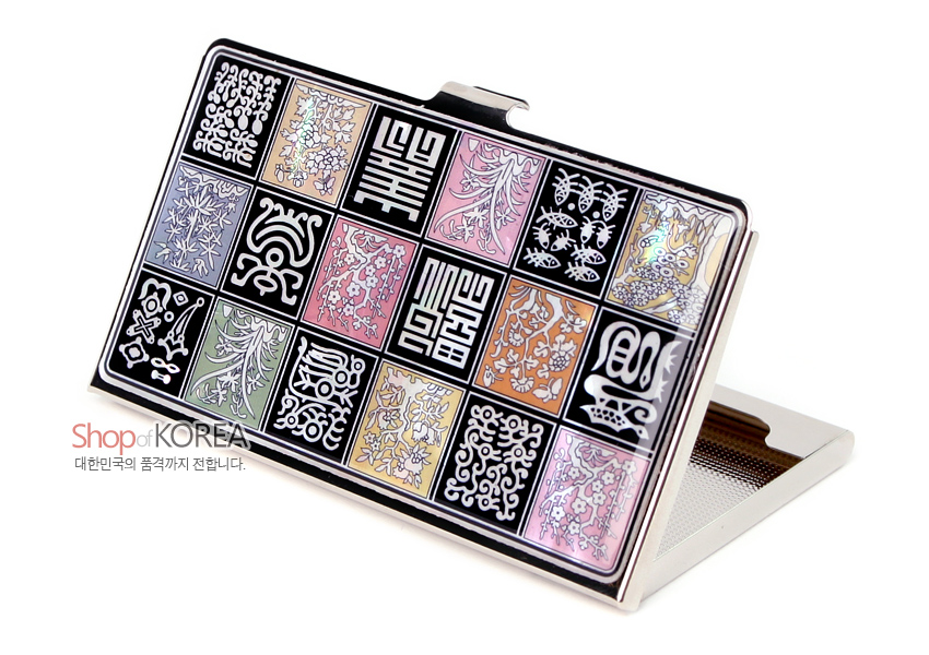 [텍스트: Shop of KOREA 대한민국의 품격까지 전합니다.] 금속 재질 위 자개 느낌 채색 사각 문양과 전서체 한자, 전통 문양을 격자로 배치한 명함케이스 디자인