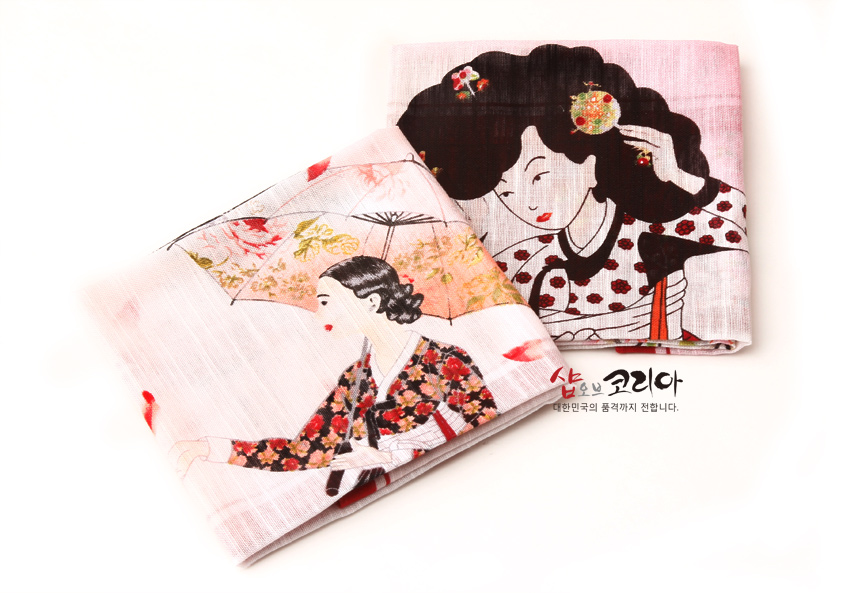 [텍스트: 샵오브코리아 대한민국의 품격까지 전합니다.] 연분홍 바탕에 황진이 민속화 인물과 꽃무늬 한복, 양산, 꽃장식 머리카락이 일러스트로 표현된 패브릭 손수건 디자인