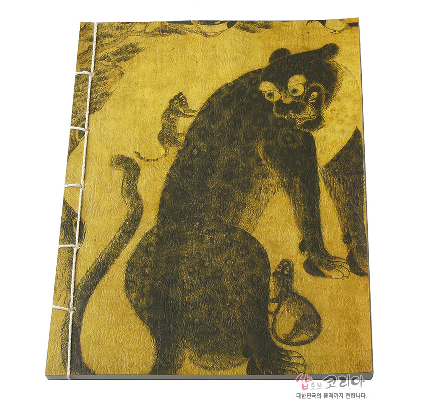 [텍스트: 샵오브코리아 대한민국의 품격까지 전합니다.] 황색 한지 표지에 먹으로 그린 작호도 호랑이와 까치, 동물 문양이 어우러진 민화 디자인, 측면 흰 실선 전통 장정 노트 디자인