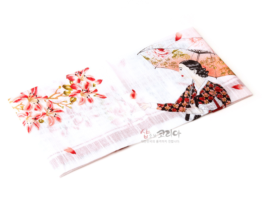 [텍스트: 샵오브코리아 대한민국의 품격까지 전합니다.] 흰 바탕에 붉은 꽃나무와 황진이 인물화, 우산과 꽃잎이 섬세하게 인쇄된 민속화 손수건 디자인
