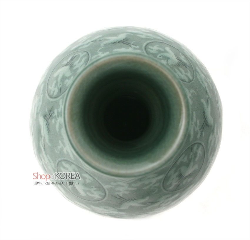[텍스트: Shop of KOREA 대한민국의 품격까지 전합니다.] 비취색 청자 재질, 상감 기법으로 운학과 연화문을 둥근 몸체 전체에 배치한 주병 상부 디테일 이미지