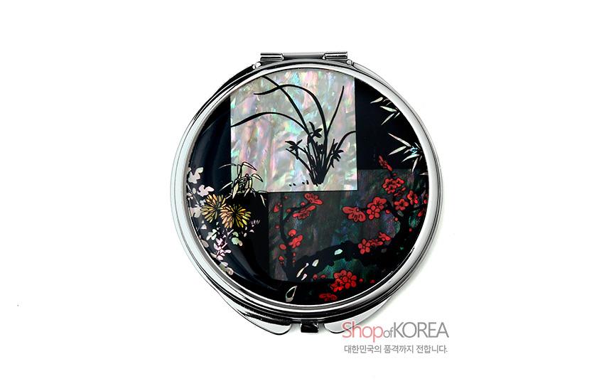 [텍스트: Shop of KOREA 대한민국의 품격까지 전합니다.] 흑색 옻칠 바탕에 자개 상감 기법으로 사군자 문양을 배치한 원형 금속 손거울 디자인