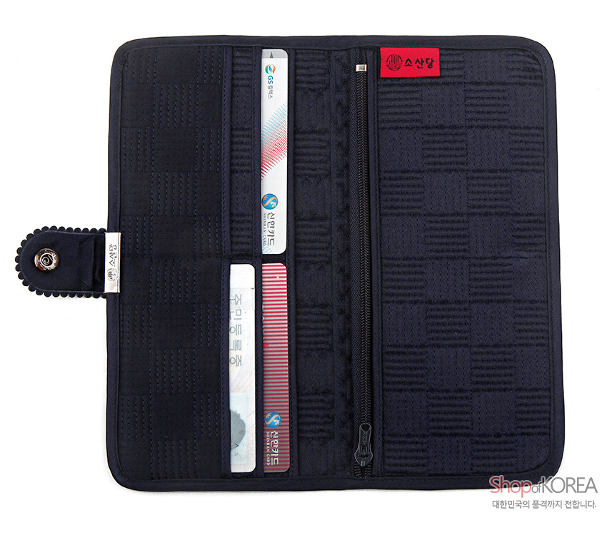 [텍스트: 소산당, Shop of KOREA 대한민국의 품격까지 전합니다.] 감색 누비 천으로 제작된 장지갑 내부, 격자 누빔 문양과 지퍼 포켓, 금속 스냅 단추 장식의 전통 디자인 구성