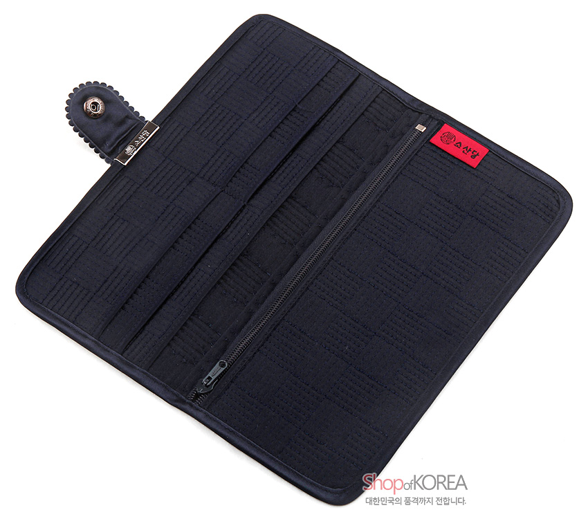 [텍스트: 소산당 Shop of KOREA 대한민국의 품격까지 전합니다.] 감색 누비 천 재질의 장지갑 내부, 격자 누빔 문양과 지퍼 포켓, 금속 스냅 단추 장식 구성