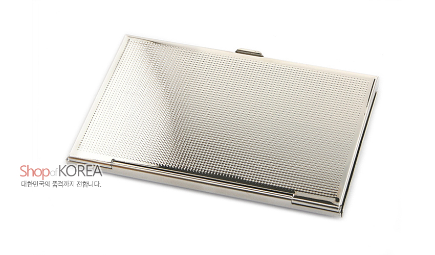 [텍스트: Shop of KOREA 대한민국의 품격까지 전합니다.] 은색 금속 재질, 미세한 격자 문양으로 표면을 장식한 슬림한 직사각 명함케이스 디자인