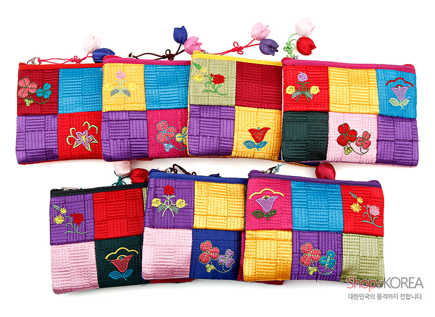 [텍스트: Shop of KOREA 대한민국의 품격까지 전합니다.] 색동 비단 누비 기법으로 이어 붙인 패치워크 동전지갑, 꽃·나비 자수 문양과 꽃봉오리 장식 매듭 포인트 디자인