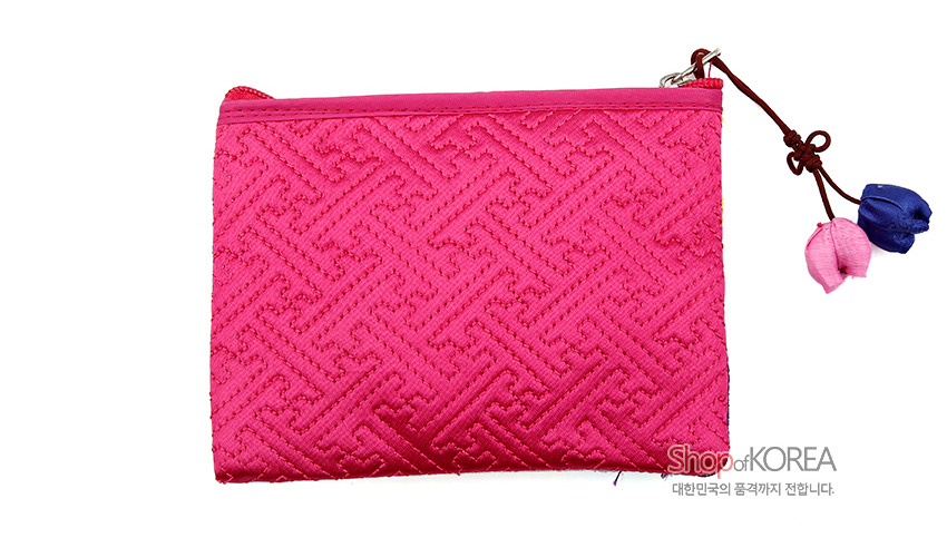 [텍스트: ShopofKOREA 대한민국의 품격까지 전합니다.] 분홍색 비단에 연속 기하문 누비 기법을 더한 동전지갑, 지퍼 손잡이에 청·분홍 꽃봉오리 매듭장식 포인트