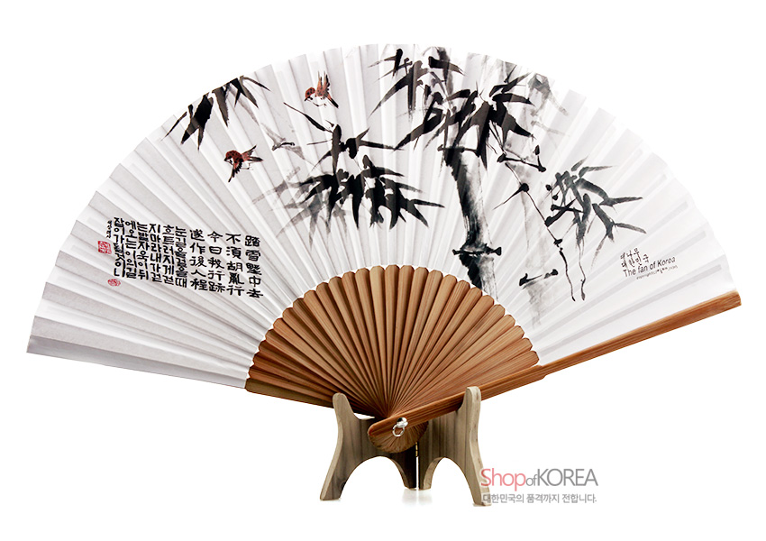 [텍스트: The fan of Korea] 대나무살 구조에 흰 종이 배접, 수묵담채로 그린 대나무와 새, 한글·한문 서예가 조화를 이룬 전통 접선형 부채 이미지