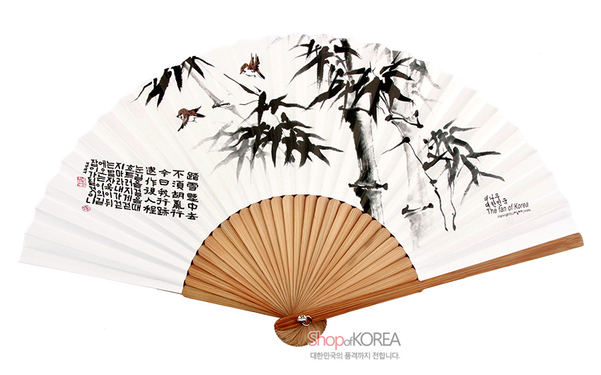 [텍스트: The fan of KOREA / 잠이든지붕…(한글·한자 시구)] 대나무살 위 흰 종이에 수묵담채로 대나무와 새, 서예가 어우러진 전통 접선형 부채 이미지