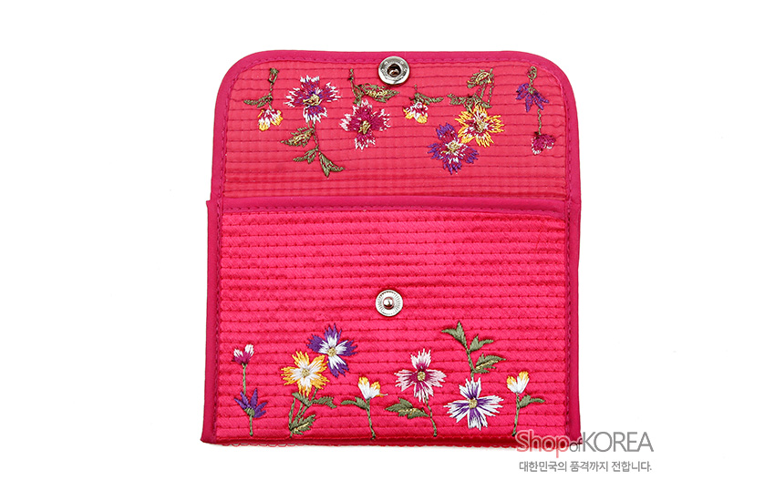 [텍스트: Shop of KOREA 대한민국의 품격까지 전합니다.] 분홍색 누비 원단에 다채로운 꽃 문양 자수가 놓인 똑딱이 단추 여밈 동전지갑 모습